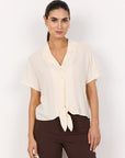 Bluse mit Knoten in der Taille in Creme