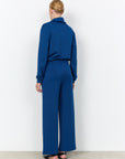 Banu Hose in Blau