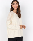 Sweartshirt in Creme mit Spitze an den Schultern