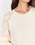 Sweartshirt in Creme mit Spitze an den Schultern