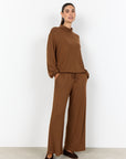 Weicher Pullover mit hohem Kragen in Toffee