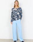 Weicher Pullover mit lebhaftem Blattmuster in blau