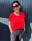 Basic Shirt mit V-Ausschnitt in Erdbeerrot
