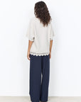 Leichter Pullover mit Spitzeneinsatz