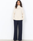 Pullover mit hohem Kragen in Sand