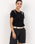 Shorts mit geflochtenem Gürtel in Schwarz
