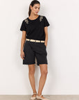 Shorts mit geflochtenem Gürtel in Schwarz