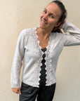 Strickjacke mit zarter Spitzenborte