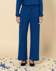 Banu Hose in Blau