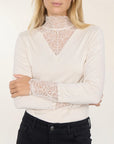 Hochgeschnittenes Langarmshirt mit Spitze in Creme