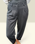 Weiche Hose mit Bundfalte in Anthrazit