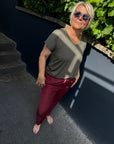 Basic Shirt mit V-Ausschnitt in Olive