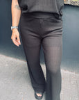 Transparente Hose in Schwarz