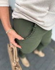 Joggpants mit Rüschentaschen in zwei Farben