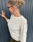 Longshirt mit zartem Wellenmuster in Creme