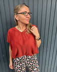 Plissee Bluse mit V-Ausschnitt & verkürzten Ärmeln in rost