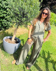 Hose mit weitem Bein und glatter Textur in Olive
