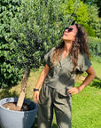 Bluse mit doppelreihiger Knopfleiste und eine dezenten Knitterstruktur in Olive