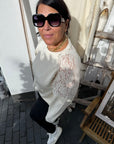 Sweartshirt in Creme mit Spitze an den Schultern
