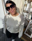 Sweartshirt in Creme mit Spitze an den Schultern