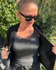 Top mit Spitzendetails in Anthrazit