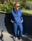 Banu Hose in Blau
