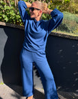Banu Hose in Blau