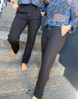 feine Hose mit gradem Bein in Schwarz