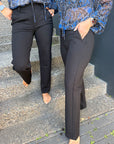 feine Hose mit gradem Bein in Schwarz