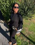 Pullover mit floraler Spitze an den Ärmeln in Schwarz