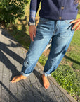 Barrel Jeans mit Nähten in Mittelblau