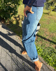 Barrel Jeans mit Nähten in Mittelblau