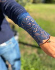 Hochgeschnittenes Langarmshirt mit Spitze in Blau