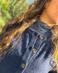Hochgeschnittenes Langarmshirt mit Spitze in Blau
