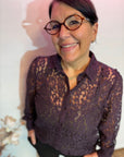 Bluse mit Spitze in Brombeerfarbe