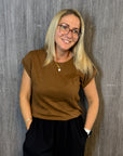 Shirt mit Knopfleiste an Schulter in Braun