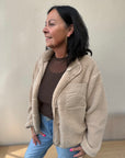 Teddy Jacke mit Knöpfen und Brusttasche in Beige