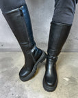Hohe Stiefel mit markanter Profilsohle