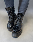 Lackboots mit Plateausohle in Schwarz