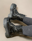 Lackboots mit Plateausohle in Schwarz
