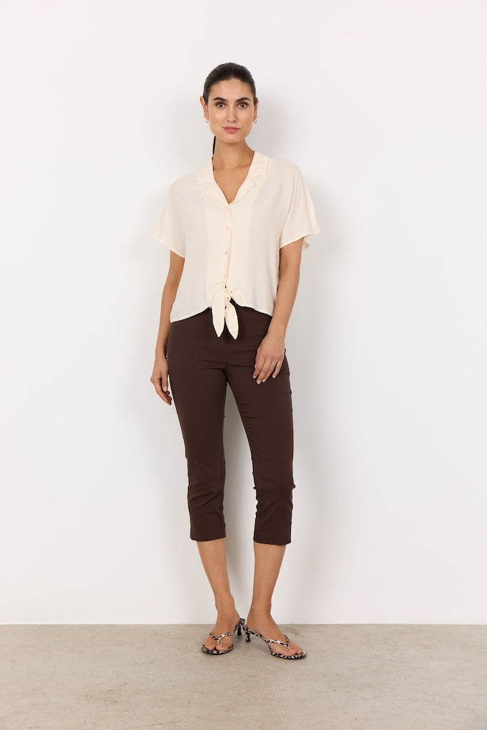Bluse mit Knoten in der Taille in Creme