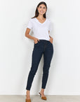 Jeans 10B dunkle Waschung mit auffälligen Nähten