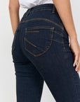 Jeans 10B dunkle Waschung mit auffälligen Nähten