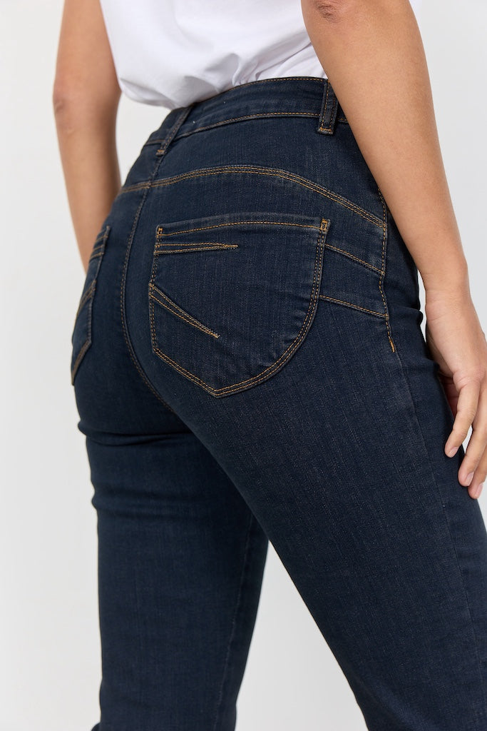 Jeans 10B dunkle Waschung mit auffälligen Nähten