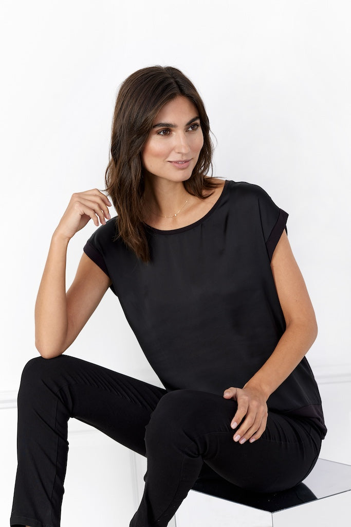 Glänzendes Viskose-Shirt in Schwarz