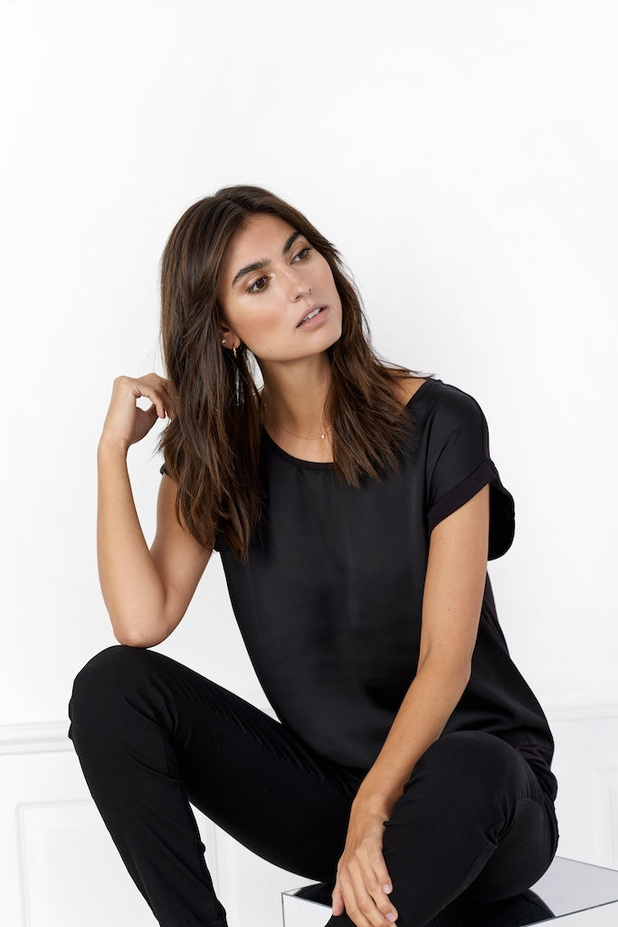 Glänzendes Viskose-Shirt in Schwarz