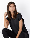 Glänzendes Viskose-Shirt in Schwarz