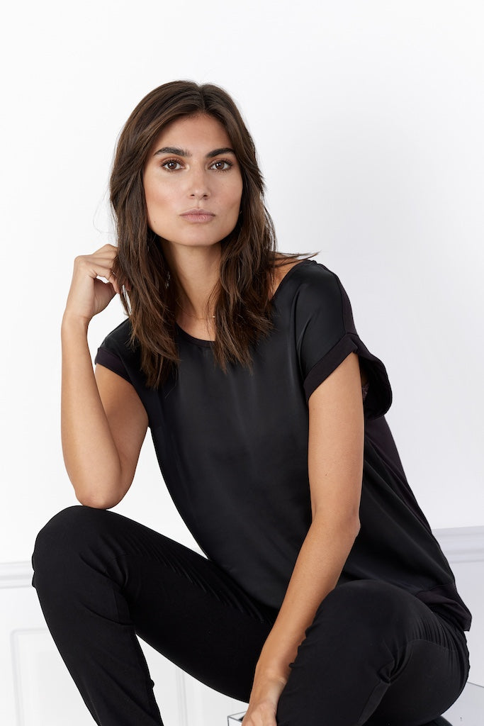 Glänzendes Viskose-Shirt in Schwarz