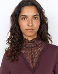Hochgeschnittenes Longshirt mit Spitze in Aubergine