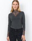 Hochgeschnittenes Langarmshirt mit Spitze in Grau